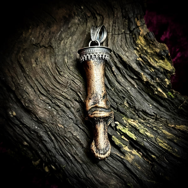 Bronze finger pendant