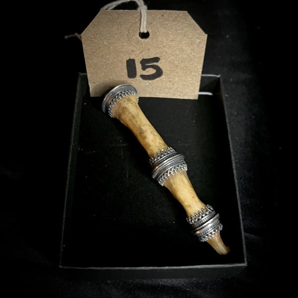 Lot 15. Finger pendant